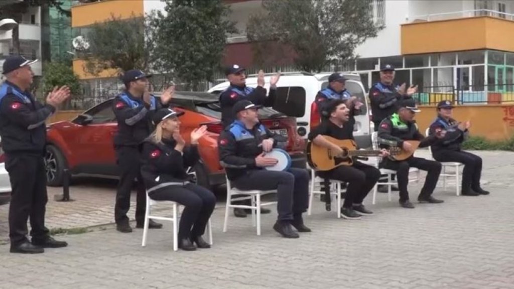 بالفيديو/ بهدف رفع المعنويات...الشرطة البلدية في تركيا تغني وتعزف الموسيقى والمواطنين يتفاعلون من الشرفات!