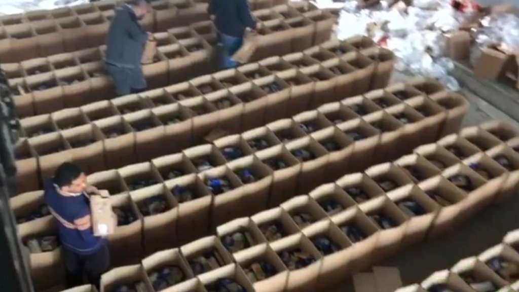 بين بيروت وبنت جبيل بلدية بنت جبيل تباشر مشروع توزيع حصص غذائية على أبناء المدينة سيشمل حوالي 1100 عائلة وتفتح المجال للراغبين بالمساهمة