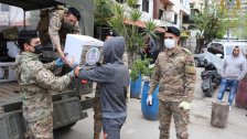 بالصور/ الجيش مستمر بتوزيع حصص غذائية على عدد من العائلات في مدينة طرابلس