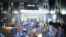 صور لمجموعة من قوى الأمن الداخلي اثناء تأدية التحية تقديراً وإجلالاً للجهاز الطبي أمام مستشفى الحريري