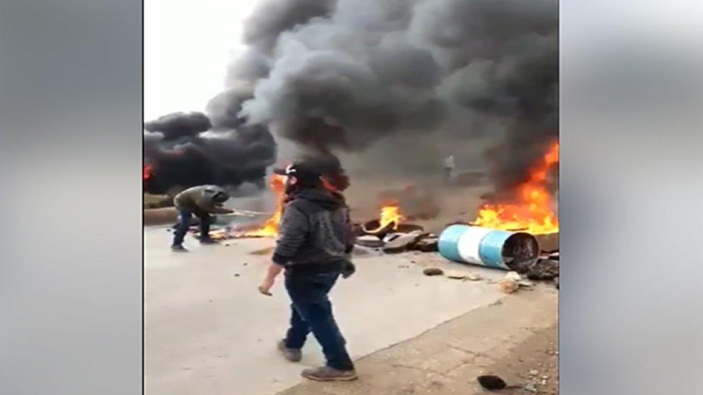 بالفيديو/ قطع طريق بعلبك-حمص الدولية في مقنة احتجاجاً على وفاة مطلوب في المستشفى اثر إصابته بطلق ناري خلال مداهمة أمس