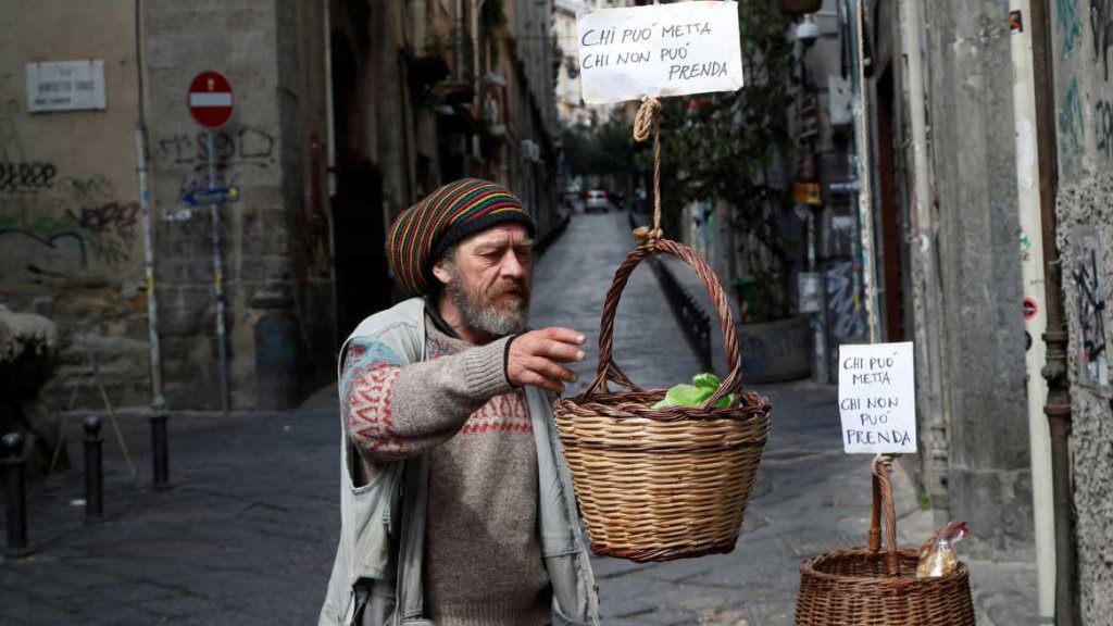 بالفيديو/ في نابولي الإيطالية...نشر سلال طعام مجانية في الشوارع كتب أمامها: &quot;من يستطع يضع..ومن يحتاج يأخذ&quot;!