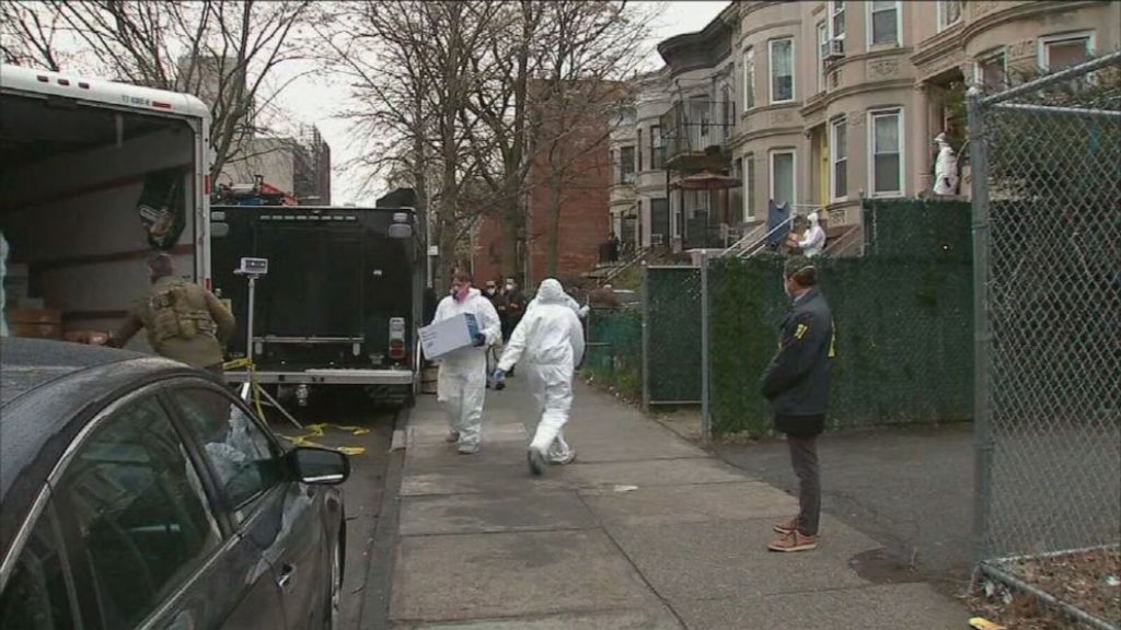 ضُبط يخزن ويبيع كميات كبيرة من الكمامات والمعدات الطبية في نيويورك فسعل بوجه عملاء مكتب التحقيقات الفدرالي وأخبرهم أنه مصاب بكورونا محاولاً التملص!