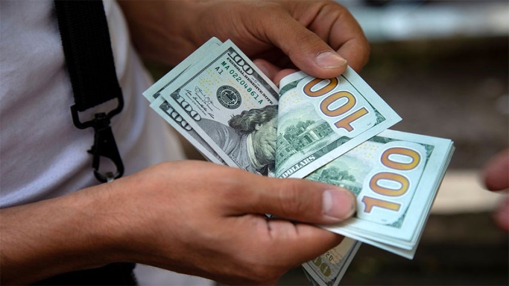 الدولار وصل للـ3030 ليرة لبنانية عند أحد الصرافين في شتورا !