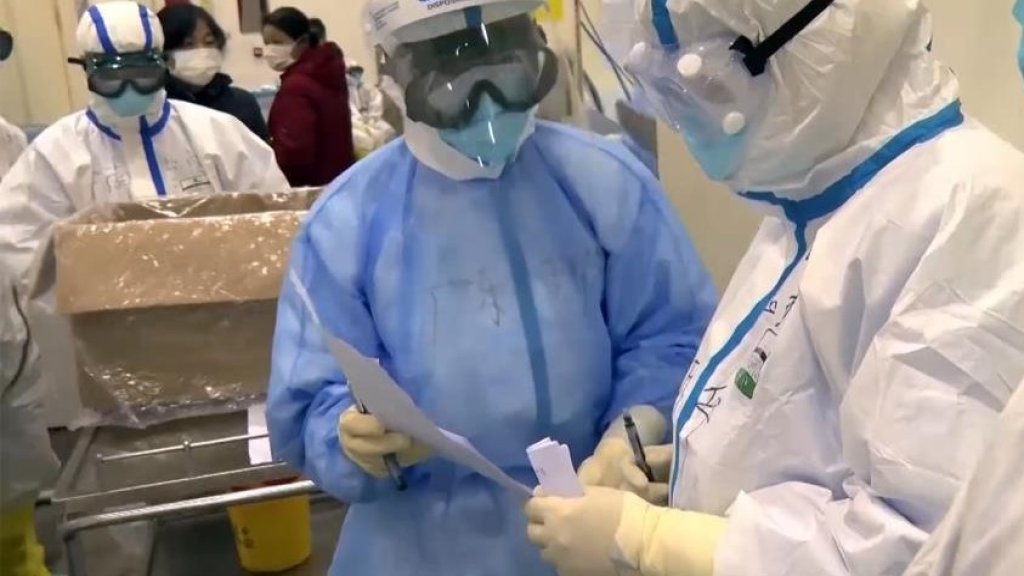 نقل شاب من التابعية السورية من سكان مخيمات غزة البقاعية إلى مستشفى الحريري بعد الإشتباه بإصابته بالفيروس (الوكالة الوطنية)