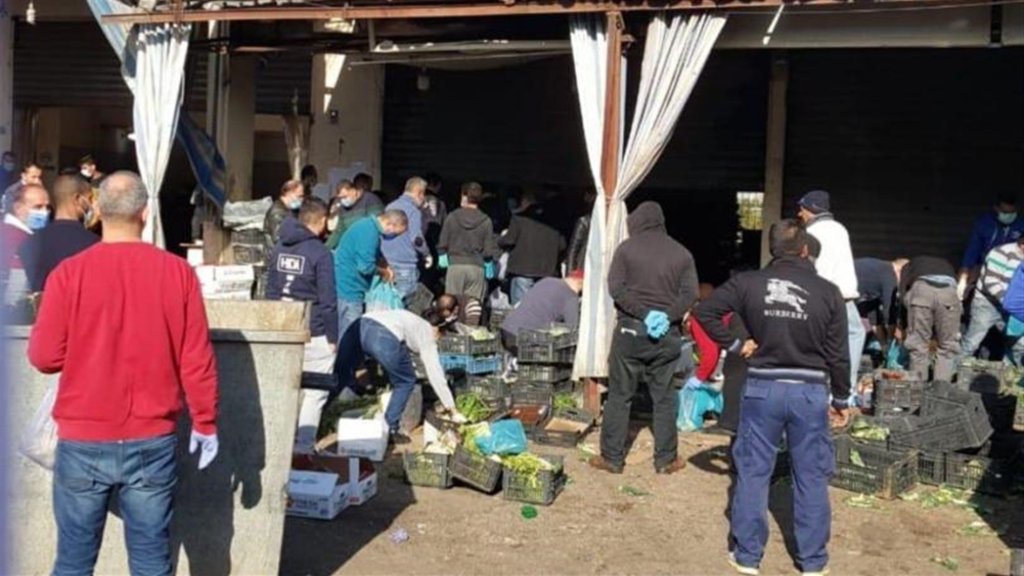 صورة جديدة توضح الخرق الواضح للتعبئة العامة..."عجقة" في سوق الخضار في سن الفيل دون اجراءات وقائية!