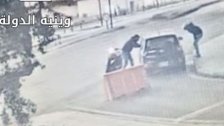 بالفيديو/  في وضح النهار...إدعا أنهما عناصر أمنية وأقدما على الإعتداء على ركاب سيارة  في الحازمية وسلب 5 ملايين ليرة منهم
