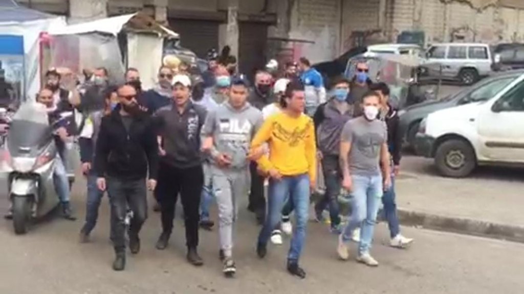 محتجون امام سرايا طرابلس للمطالبة بمساعدات لأنهم يعانون من ضائقة اقتصادية خانقة..الجيش عمل على تفريقهم