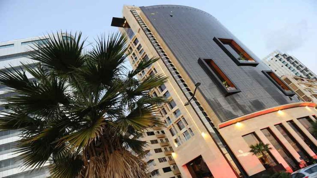 بعد تعرض أحد موظفيها للإعتداء وسوء المعاملة...فنادق "لانكاستر" تعلن وقف استقبال المغتربين اللبنانيين!