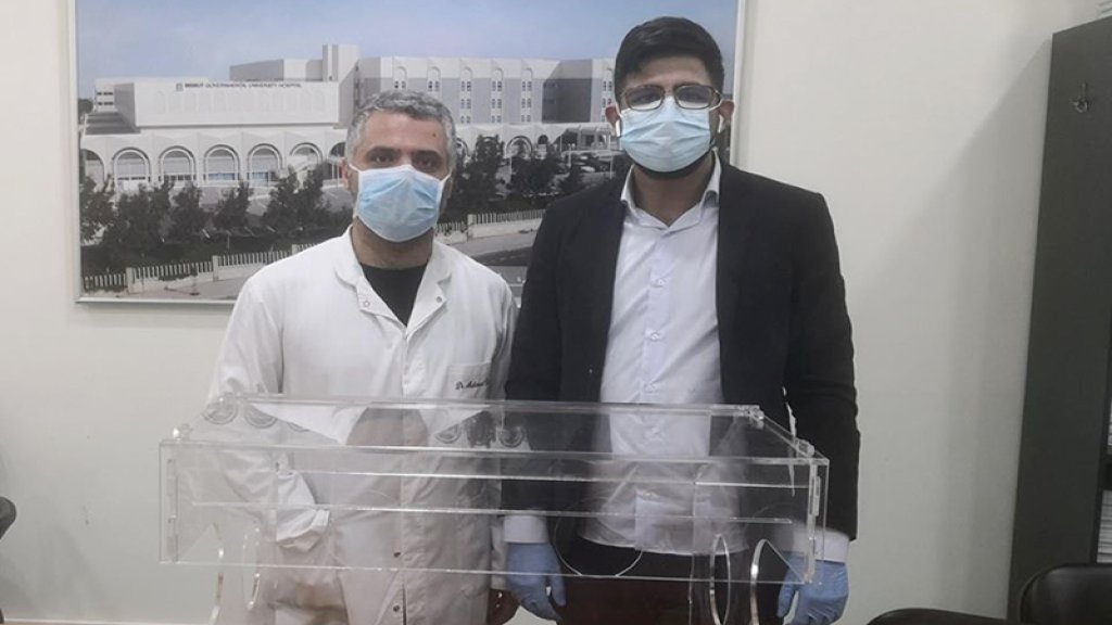 بالصورة/ المهندس اللبناني الشاب وائل خليل صمم ونفذ &laquo;aerosol box&raquo; لحماية الطاقم الطبي عند التعامل مع مصابي كورورنا...مستشفى الحريري استلمته ويخضع للإختبار