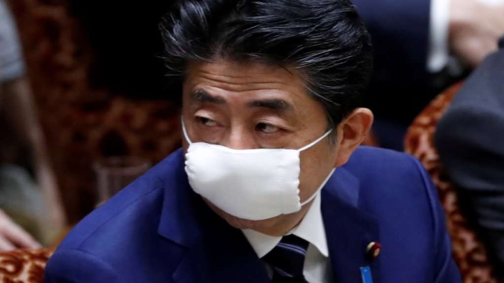 رئيس الوزراء الياباني يطالب سكان المدن بعدم التوجه للمناطق الريفية حتى لا تنتقل العدوى إليها