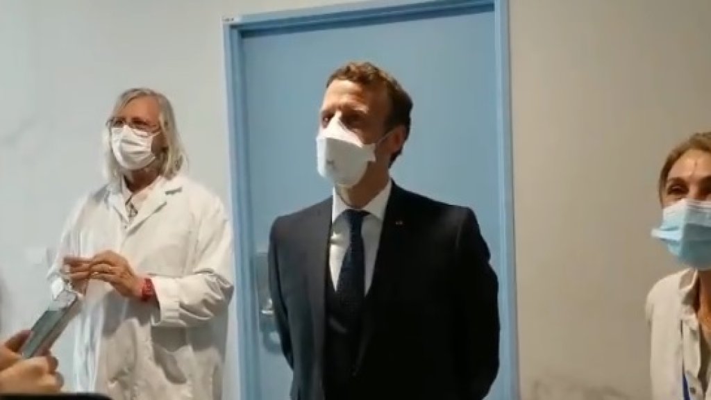 بالفيديو/ الضحكة ترتسم على وجه الرئيس الفرنسي ماكرون بعد علمه بوجود طلاب لبنانيين أثناء زيارته لواحد من المختبرات حيث يتم العمل على إيجاد علاج لفايروس كورونا!
