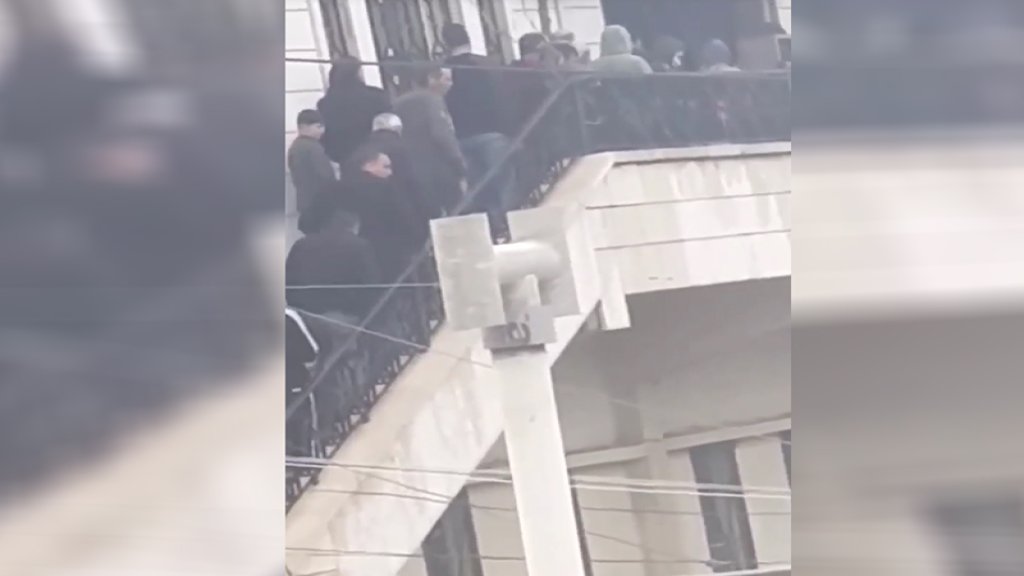 فيديو متداول لزحمة مصلين في أحد المساجد في جب جنين رغم التعميمات بعدم التجمع للوقاية من كورونا!