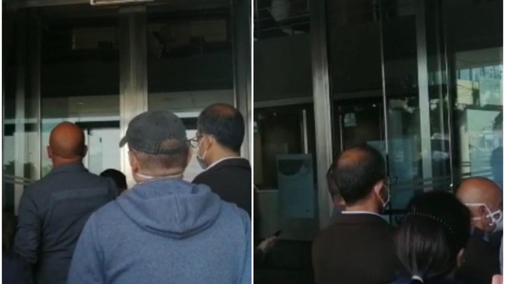بالصور/ إشكال أمام أحد المصارف في الحازمية...المواطنون حاولوا اقتحام المصرف عبر كسر الواجهة!