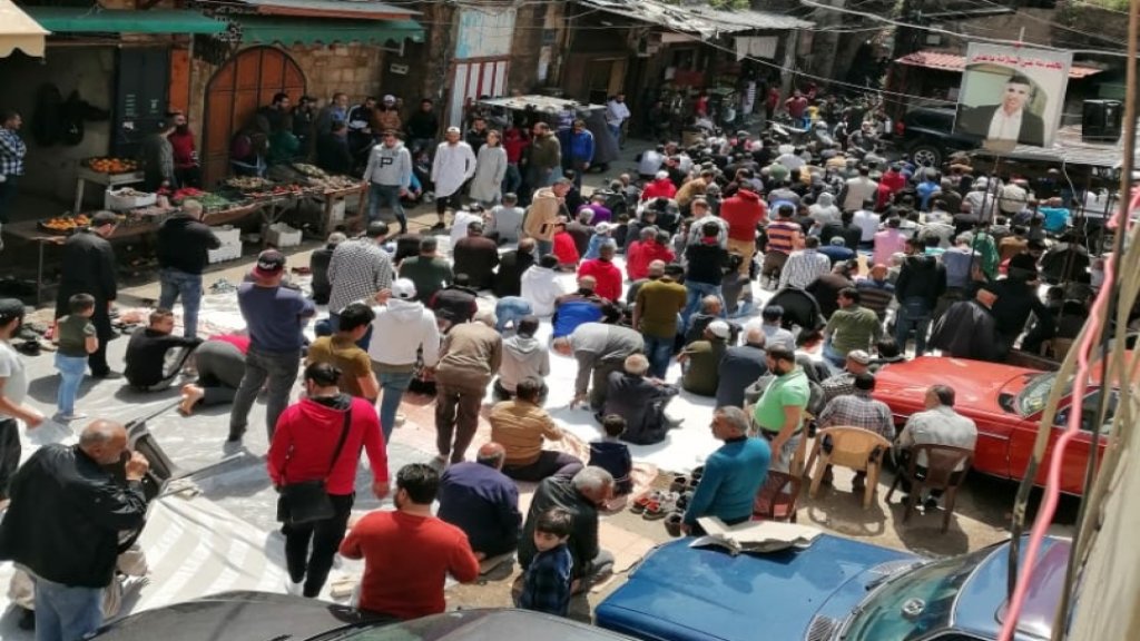 برغم التحذيرات...إزدحام المصلين لإقامة صلاة الجمعة اليوم على الطرقات امام المساجد في طرابلس
