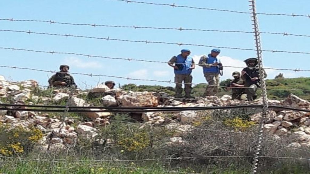 قوات الاحتلال الاسرائيلي تستعين بروبوت لسحب أكياس نايلون بالقرب من الفتحة التي لوحظت أمس في السياج في ميس الجبل