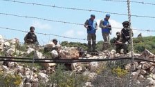 قوات الاحتلال الاسرائيلي تستعين بروبوت لسحب أكياس نايلون بالقرب من الفتحة التي لوحظت أمس في السياج في ميس الجبل