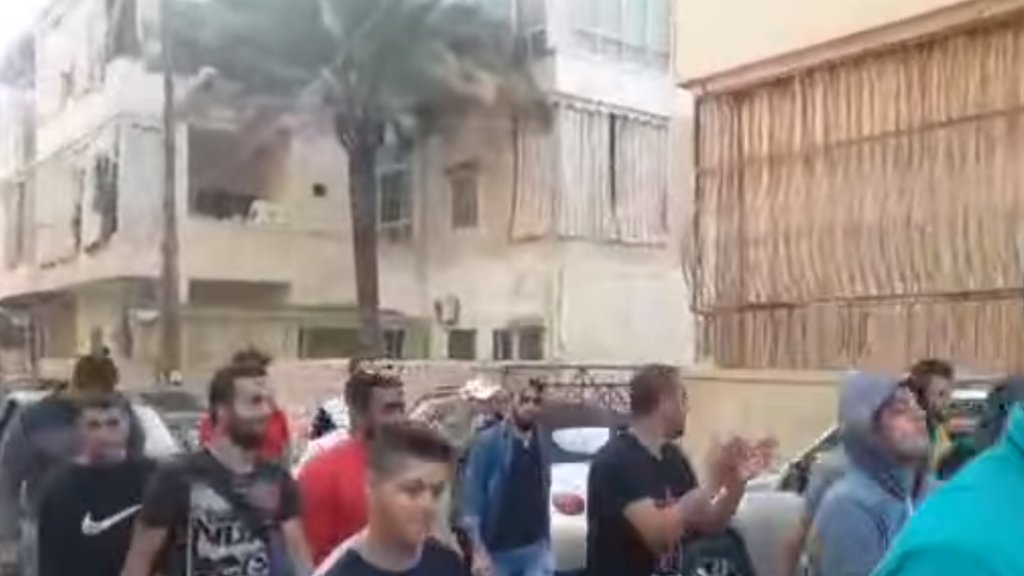 مسيرة احتجاجية جابت شوارع صيدا "بدنا ناكل بدنا نعيش ما بدنا حجر صحي"!