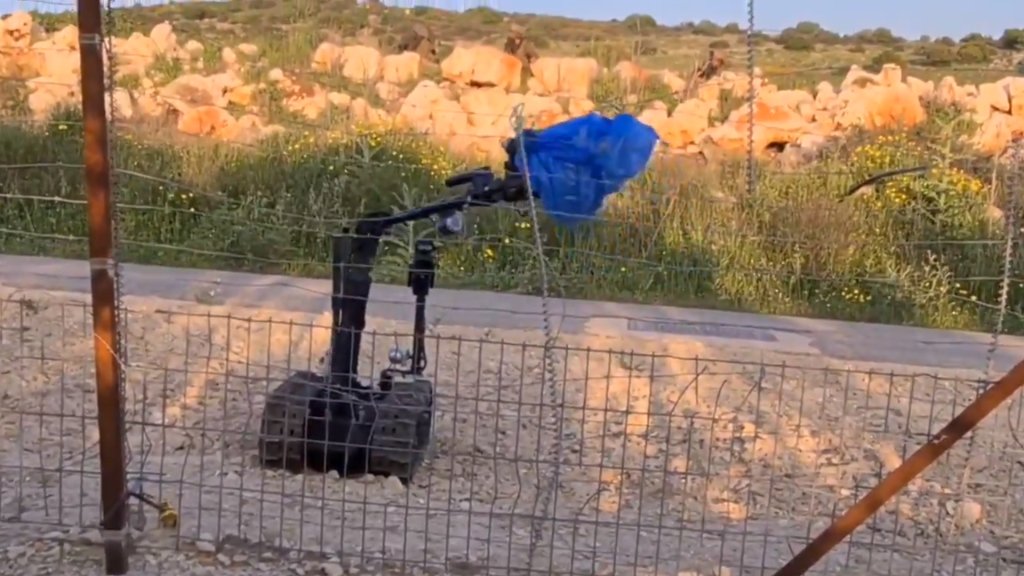 الجيش الإسرائيلي استعان بقناصة وروبوت لإزالة أكياس قرب السياج التقني مقابل ميس الجبل ليتبين أنها تحوي غالون مياه بلاستيك فارغ!