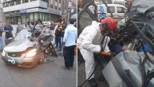 بالصور/ إنقاذ شخص من داخل سيارته بعدما تحطمت اثر حادث سير على اوتوستراد الدورة!