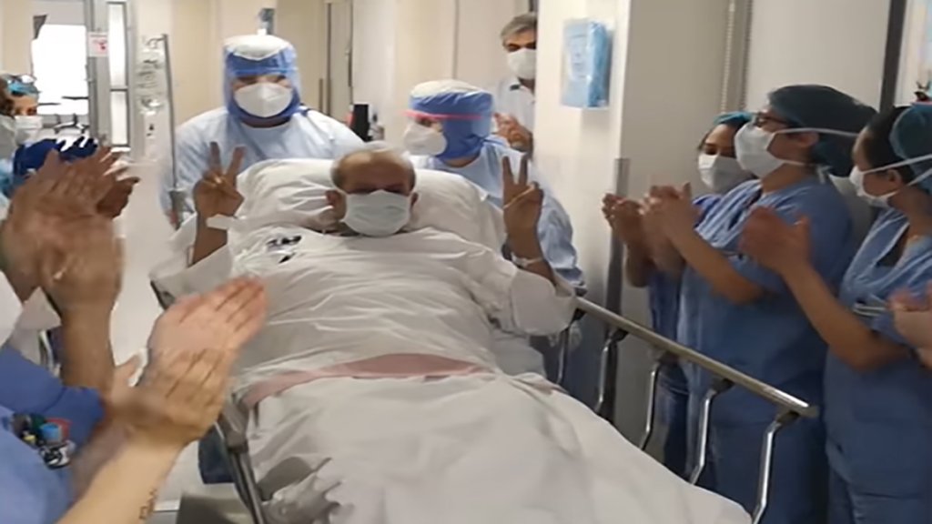بالفيديو/ الطاقم الطبي في مستشفى أوتيل ديو يوجه التحية لمصاب انتصر في معركته الصعبة ضد أخطر أشكال فيروس كورونا!