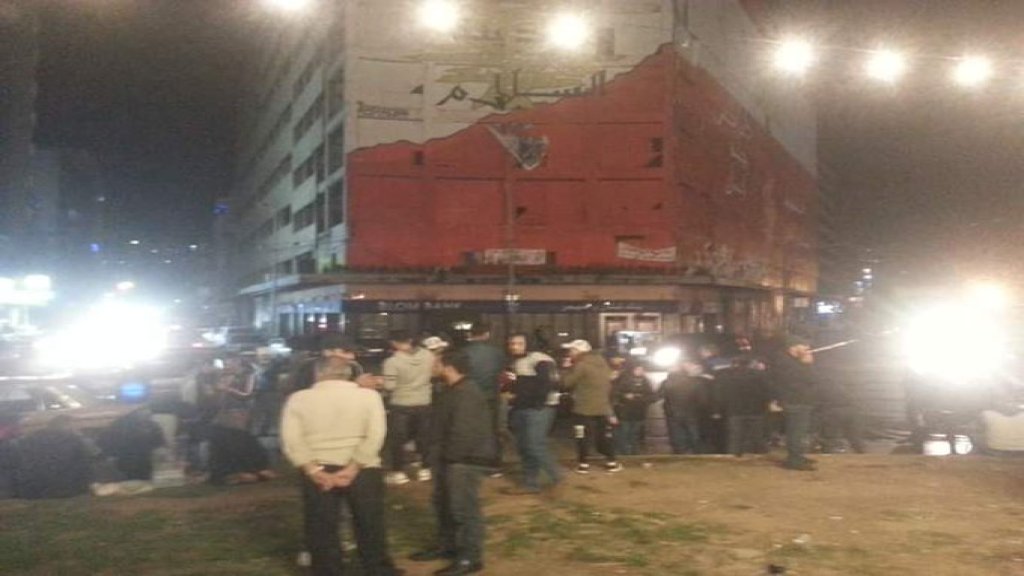 محتجون قطعوا الطريق عند ساحة عبد الحميد كرامي في طرابلس رفضا لغلاء المعيشة