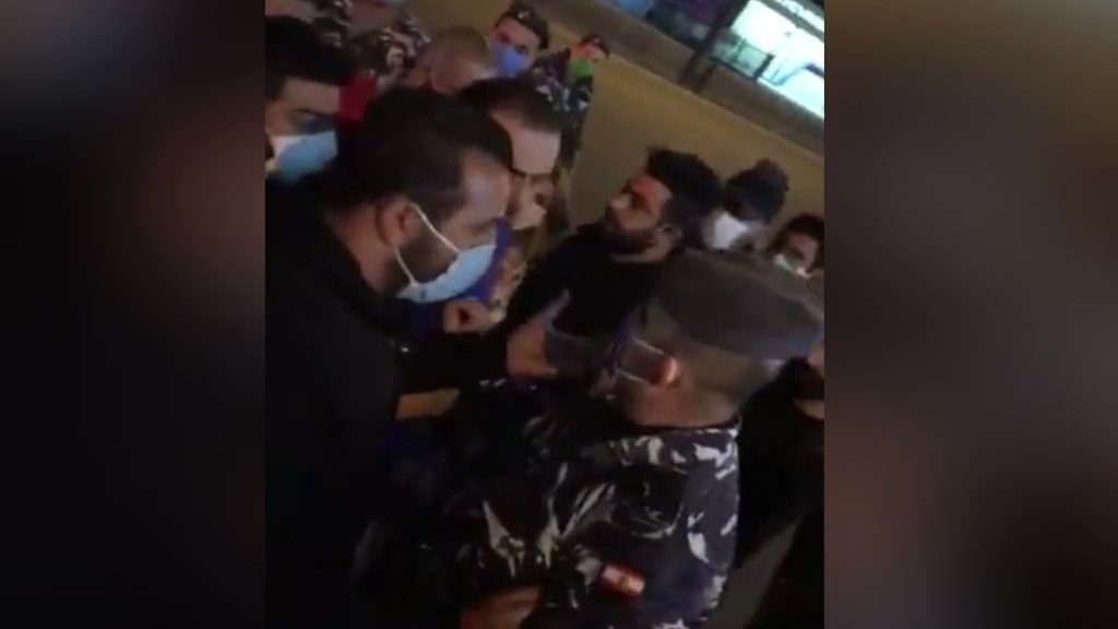 بالفيديو/ القوى الأمنية تحاول فتح  أوتوستراد الزلقا باتجاه جل الديب.. وشاب لأحد العناصر "تعا ضربني لأني جوعان" ليرد عليه "جوعان أكثر منك أنا"