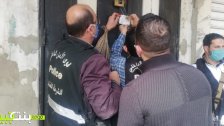 بالصور والفيديو/ جهاز أمن الدولة يقفل محلات صيرفة في بعلبك بالشمع الأحمر