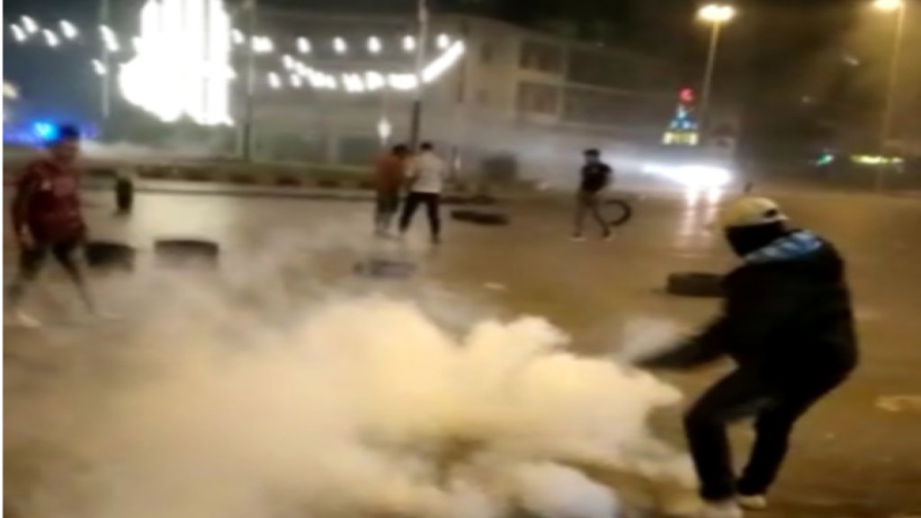 الجيش: مندسون في تحرك احتجاجي في طرابلس...استهدفوا آلية عسكرية بزجاجة حارقة (مولوتوف) كما استهدفت دورية أخرى برمانة يدوية تسببت بإصابة عسكريَين بجروح طفيفة