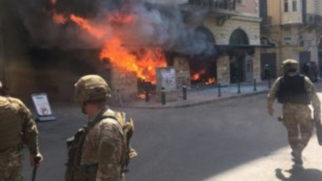 السفارة الاميركية في لبنان عن التظاهرات: "حوادث العنف والتهديدات وتدمير الممتلكات هي مقلقة للغاية ويجب أن تتوقف"