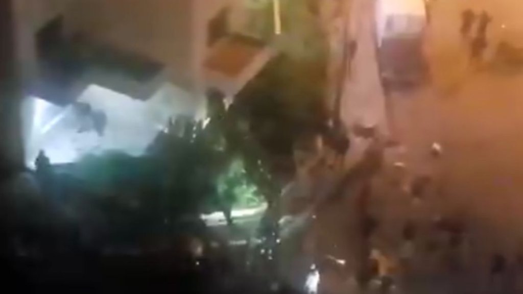 بالفيديو/ تكسير بنك بيبلوس في الميناء