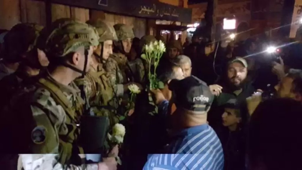 بالصور والفيديو/ ناشطون وزعوا وروداً وحلوى على ضباط وعناصر الجيش في طرابلس 