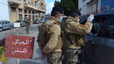 الجيش باشر توزيع المساعدات على السائقين العمومين