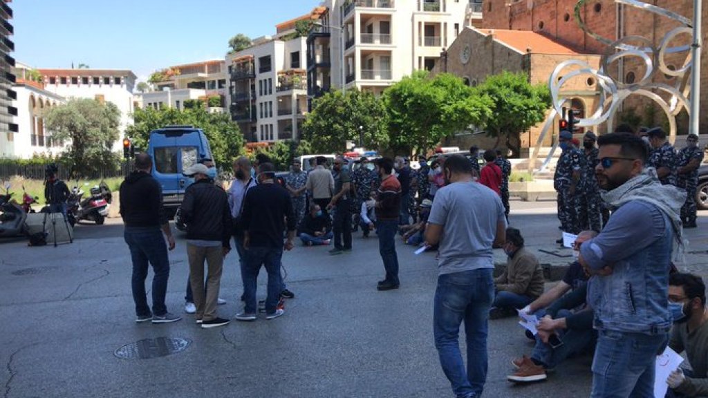 بالفيديو/ موظفو تلفزيون المستقبل يعتصمون امام بيت الوسط للمطالبة بمستحقاتهم واصروا على لقاء الحريري