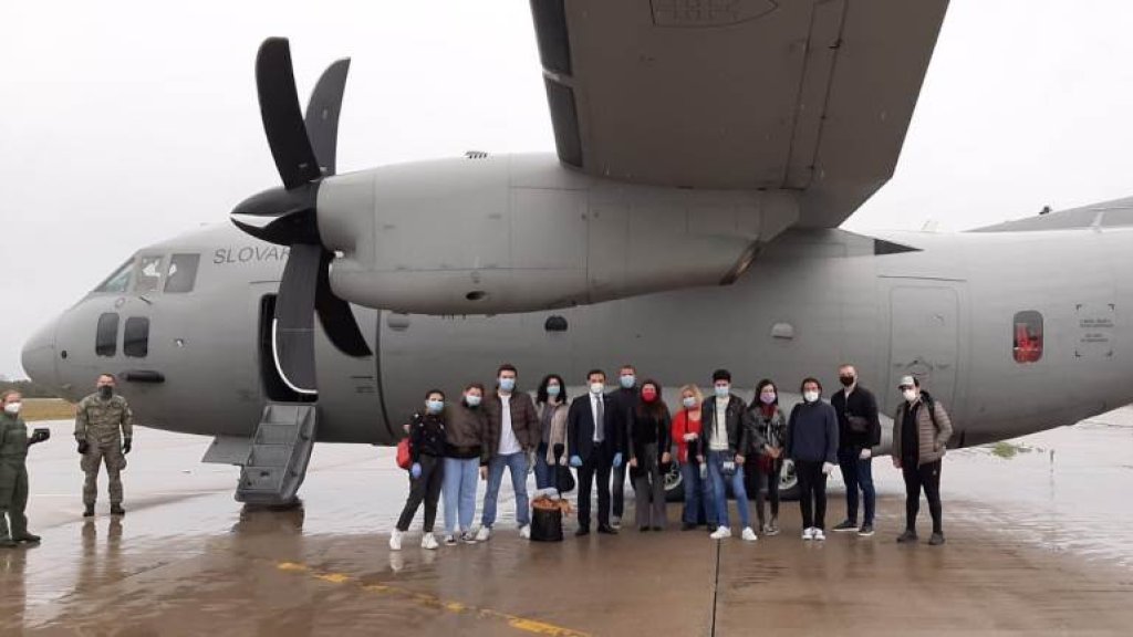 طائرة عسكرية سلوفاكية أعادت مغتربين لبنانيين الى مطار بيروت...إليكم تفاصيل الرحلة