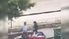 بالفيديو/ لم يعد هناك فقراء بل أصبحنا أمام جياع...شخصان يلجآن إلى مستوعبات النفايات في الأشرفية!
