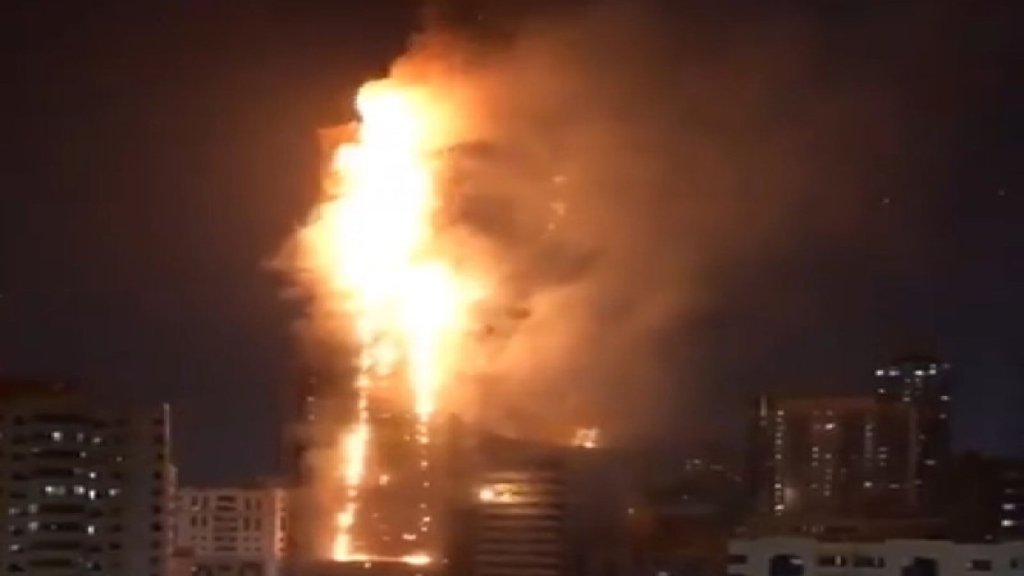 بالفيديو/ الدفاع المدني في الشارقة يتعامل مع حريق كبير في برج سكني