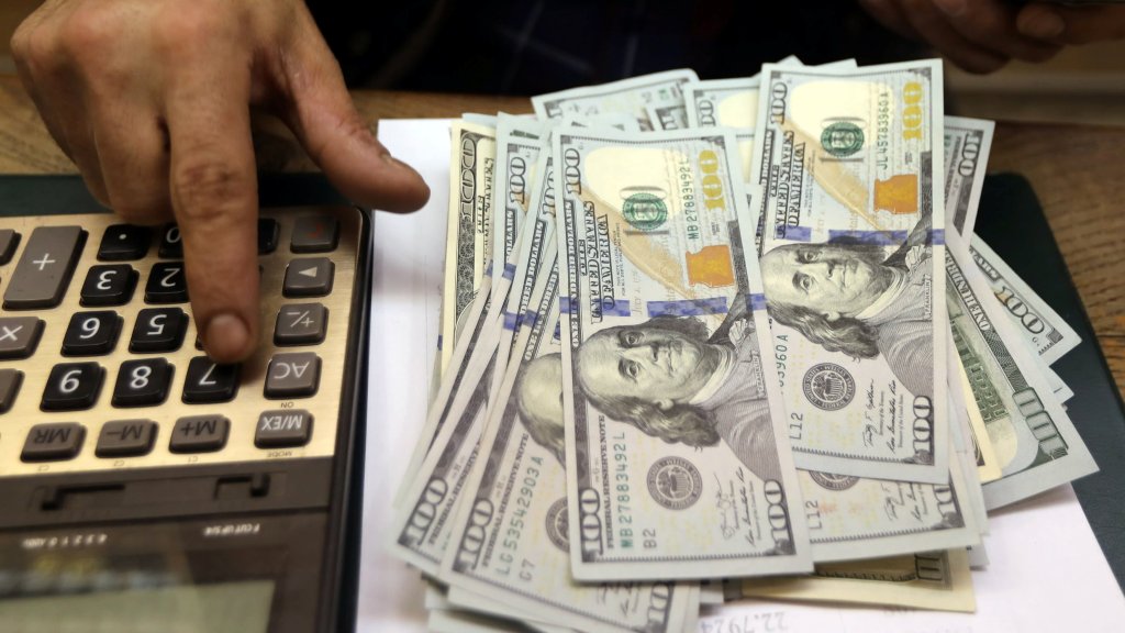 توقيف صراف في الأوزاعي يشتري أكثر من مليونَي دولار يومياً ويكشف: الدولار سيتجاوز الـ5000 ليرة الأسبوع المقبل!