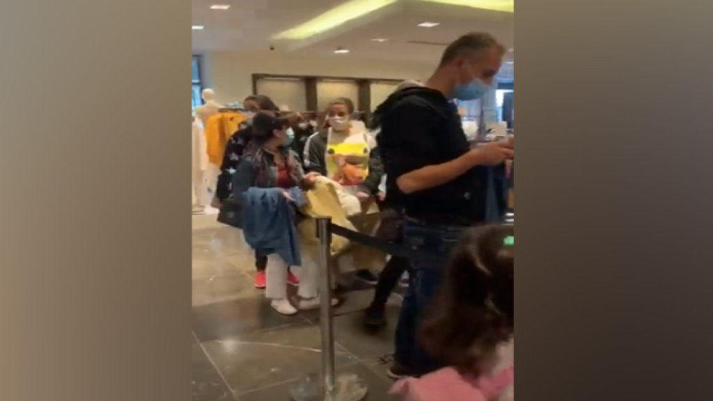 بالفيديو/ في ظل الازمات..."طوابير" المواطنين أمام متجر للألبسة في وسط بيروت: وداعاً للتباعد الاجتماعي واهلاً بالـ"شوبينغ"!