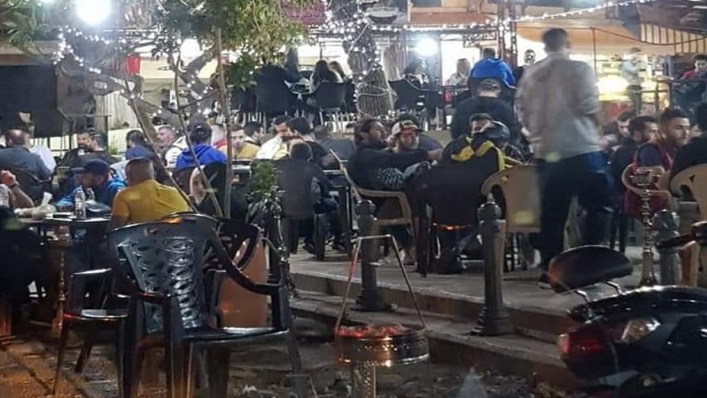 صورة متداولة لسهرة رمضانية داخل مقهى في طرابلس...كورونا لم يمر من هناك!