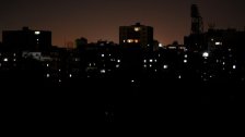 الكارثة على لبنان تحل دفعة واحدة: خفض انتاج الكهرباء بسبب تأخر مصرف لبنان في تحويل الاعتمادات الدولارية.. وتفريغ كامل الشحنات متعذّر بسبب امتلاء الخزانات بالفيول المغشوش!