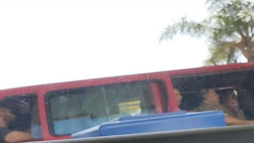 على خط الضبية طرابلس...تتكدّس الفانات والركاب فوق بعضهم البعض بحيث لا تباعد اجتماعي ولا وقاية ولا من يحزنون!