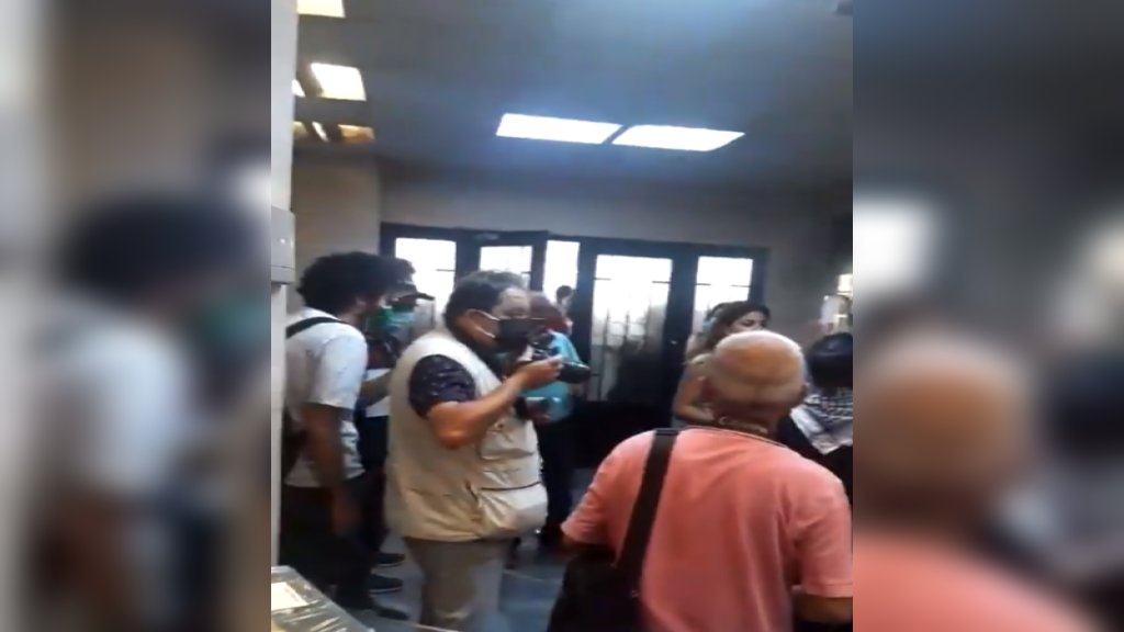 بالفيديو/ "بدي فوت مستشفى ما عم يدفعوا مستحقاتنا".. محتجون يتظاهرون في مبنى الضمان الاجتماعي في كورنيش المزرعة