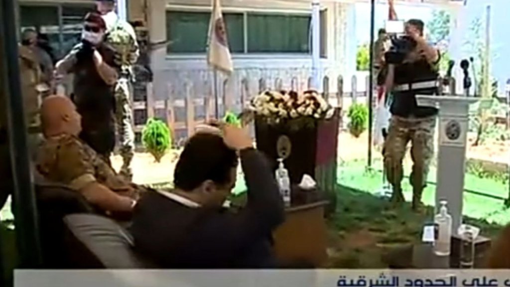 فيديو للرئيس دياب وهو يسرّح شعره بالمشط قبل إلقائه كلمة في ثكنة الياس الخوري ينتشر على مواقع التواصل!