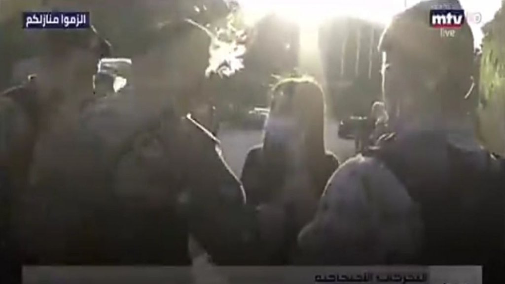 بالفيديو/ عنصر من الجيش لإحدى المراسلات  أمام القصر الجمهوري: "إذا سبوا البدلة ما بتصوروا ما هيك"