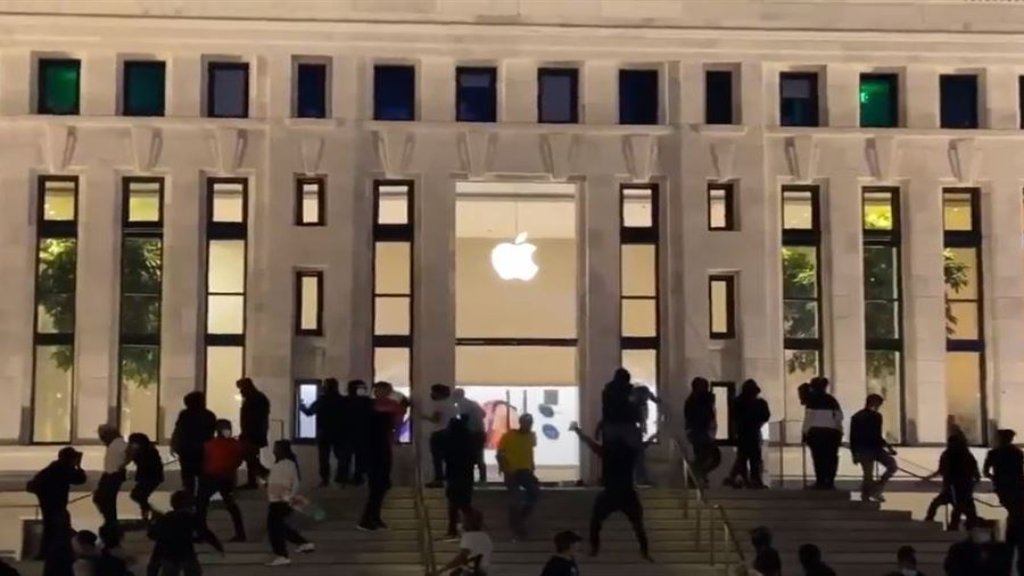 بالفيديو/ نهبوا متاجر آبل بدقائق في مينيابوليس وبورتلاند وفي العاصمة واشنطن كان النهب الأكبر للمتجر...ولـ "غوتشي" حصة!