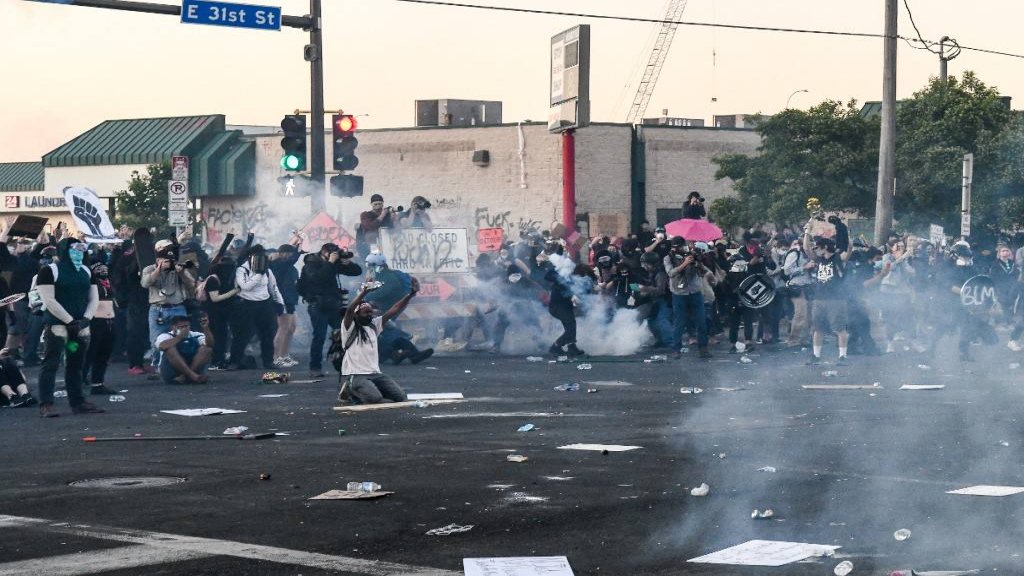 مينيسوتا تنشر مزيداً من القوات لمواجهة أعمال العنف في خطوة غير مسبوقة منذ الحرب العالمية الثانية...الولايات المتحدة تشهد إحدى أسوأ ليالي الاضطرابات الأهلية!