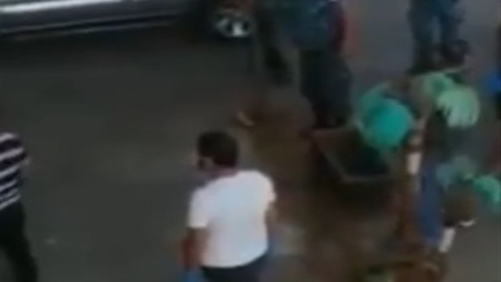بالفيديو/ اشكال بين القوى الامنية واحد المواطنين المحجورين في برجا..."لم يأكل منذ الصباح ولم يتلق الطعام وحين طلبوا نقله وقع الإشكال"!