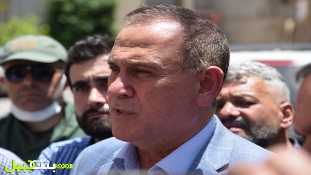 وزير الصناعة خلال جولة على معامل الأحذية في بنت جبيل: نشد على أيدي الأشخاص الموجودين في المعامل...وإقفال الحدود مع سوريا لا يخدم لبنان...نتابع الأمور لفتح التصدير