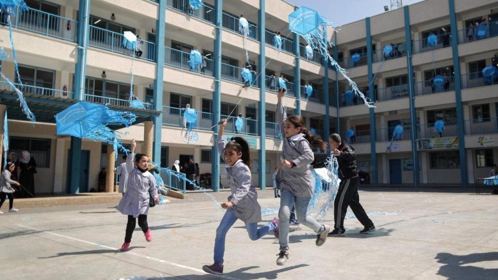 إحدى المدارس الخاصة في بيروت تشترط قبض القسط المتبقي لترفيع طالب...توقعات بنزوح 100 ألف طالب من التعليم الخاص الى الرسمي العام المقبل!